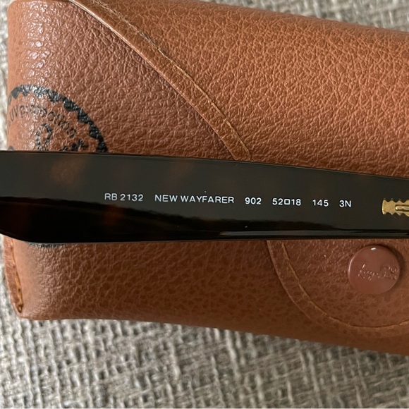 Ray-Ban Women’s brown tortoiseshell Wayfarer Sunglasses - Like New - Picture 4 of 4